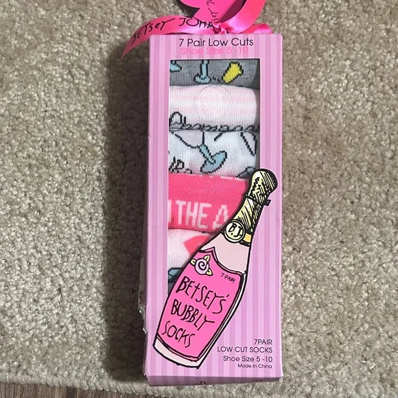 Betsey Johnson Pink White Bubbly 7 Socks Collection NIB - Picture 1 of 4